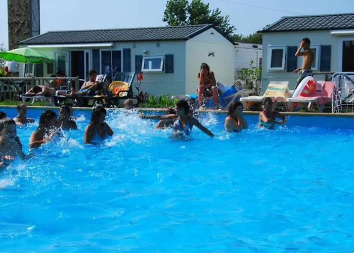 With Shared Pool In + 30 M² + Pool. 度假居