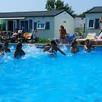 With Shared Pool In + 30 M² + Pool. 度假居