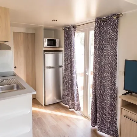 With Shared Pool In + 30 M² + Pool. בית נופש פטיאס